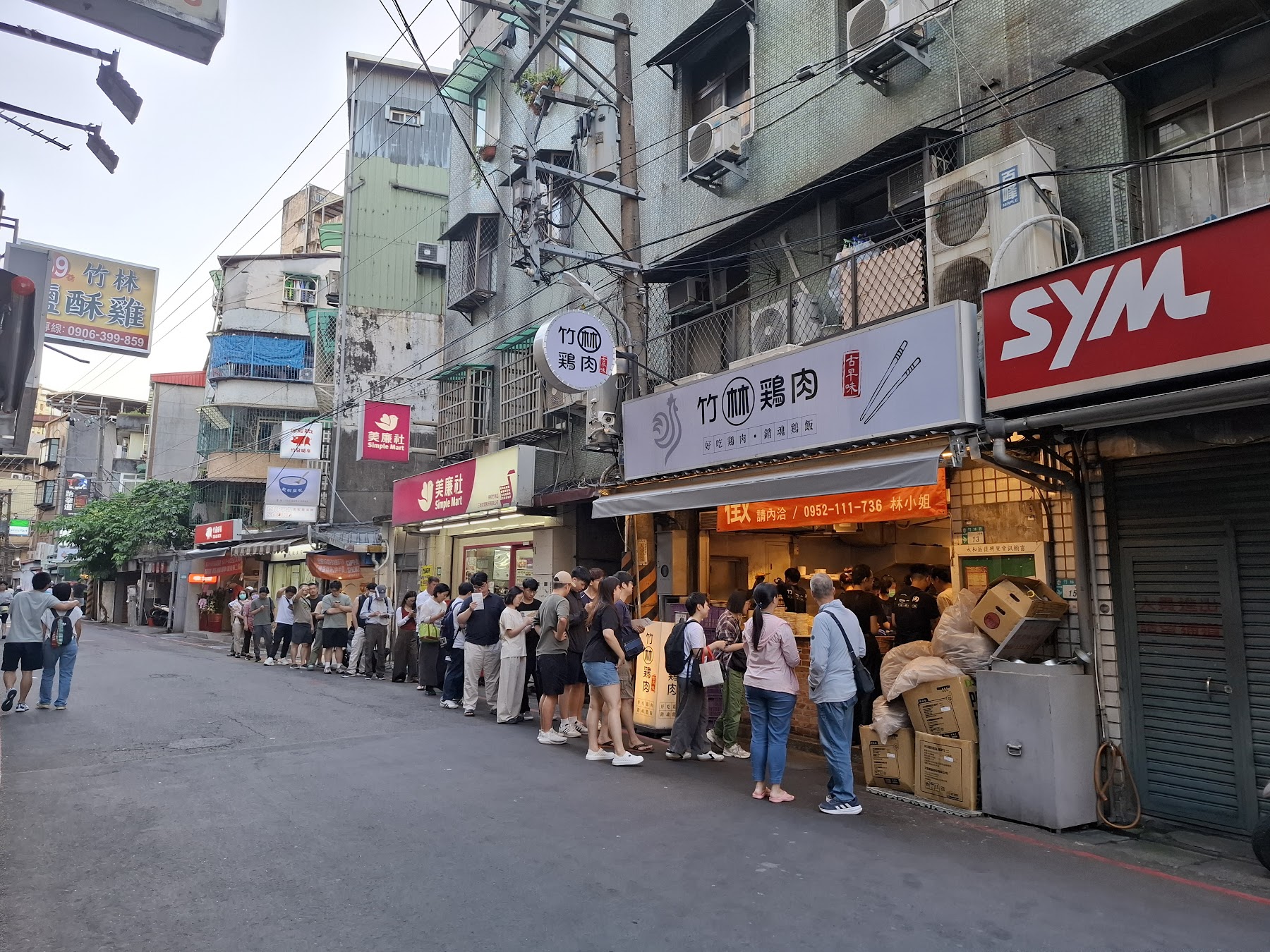 竹林雞肉飯總店巷內排隊動線