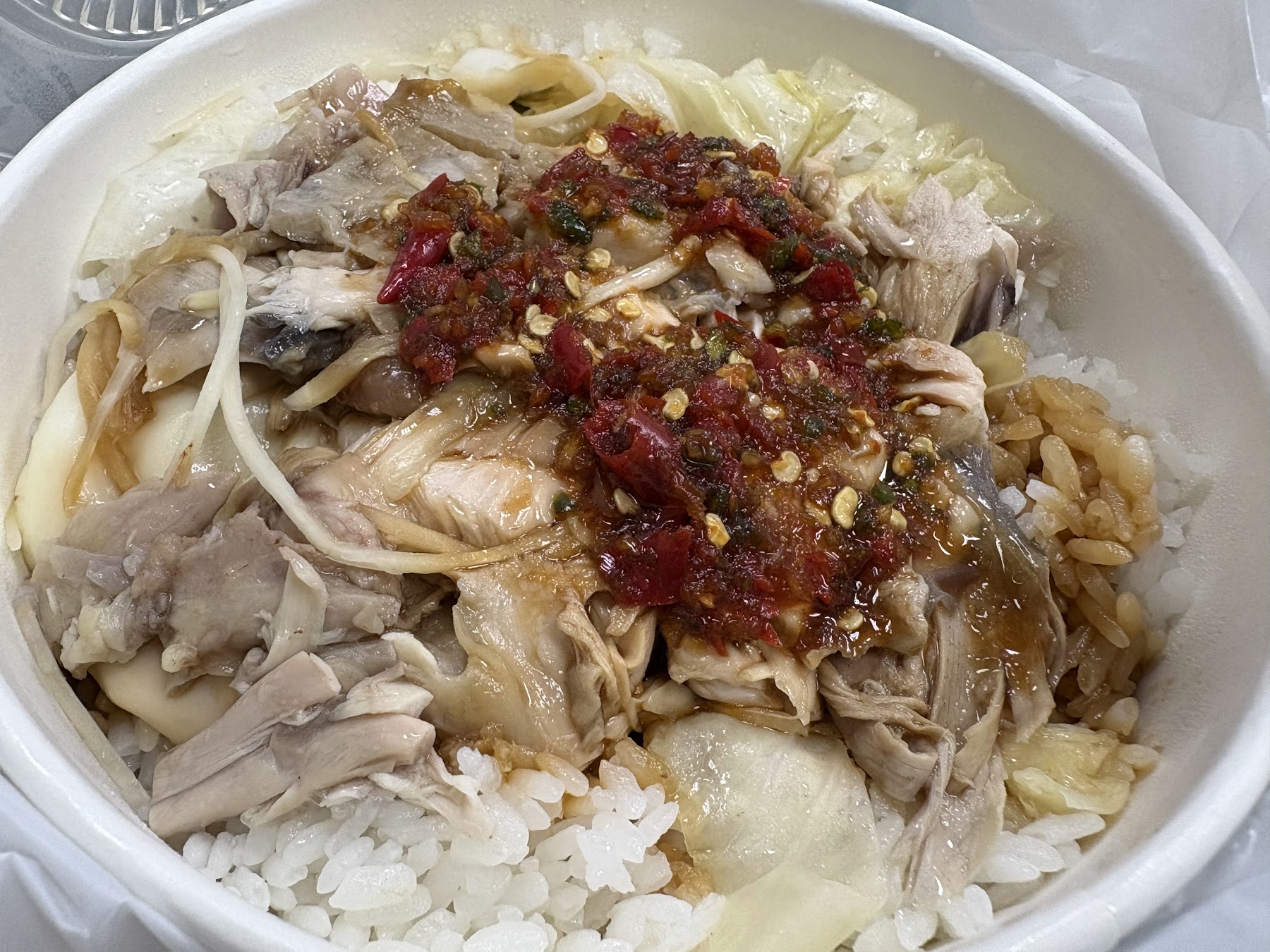 加辣醬的竹林雞肉飯外帶便當