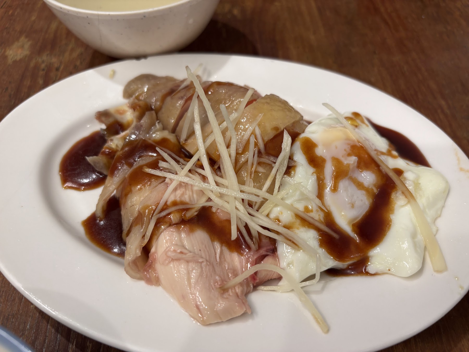竹林雞肉飯總店雞肉切盤與半熟蛋